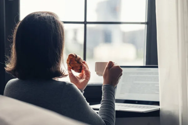 Baksidan Ensam Kvinna Njuter Med Kopp Kaffe Och Croissant Arbetar — Stockfoto