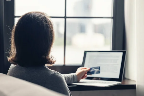 Kvinna Som Innehar Kreditkort Med Hjälp Laptop För Att Göra — Stockfoto