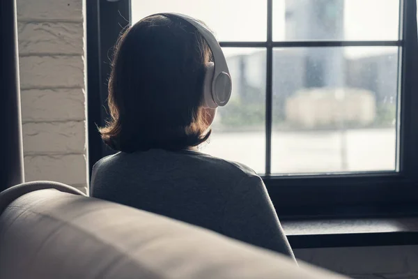 Vista Trasera Mujer Joven Aucasiana Auriculares Disfrutando Escuchando Música Sentada — Foto de Stock