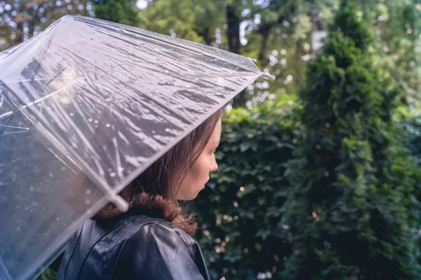 Otoño Chica Pelirroja Solitaria Bajo Paraguas Transparente Con Gotas Lluvia — Foto de Stock