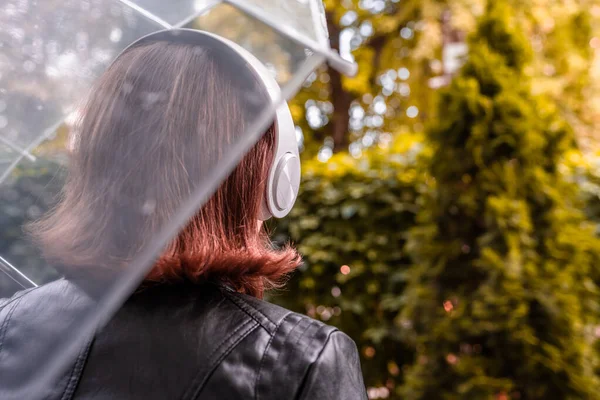 Autunno Donna Rossa Triste Sola Con Cuffie Che Cammina Parco — Foto Stock