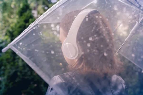 Herfst Eenzame Droevige Vrouw Een Koptelefoon Lopend Een Park Tuin — Stockfoto