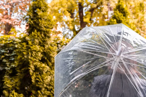 Otoño Chica Pelirroja Solitaria Bajo Paraguas Transparente Con Gotas Lluvia — Foto de Stock