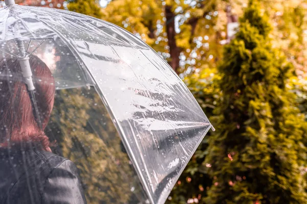 雨の透明な傘の下で孤独な悲しい女性が公園 庭を歩いてドロップします 雨の日の風景 ヴィンテージトーン — ストック写真