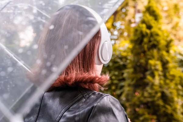 Ősz Magányos Vörös Hajú Egy Fülhallgatóban Sétál Parkban Kertben Átlátszó — Stock Fotó
