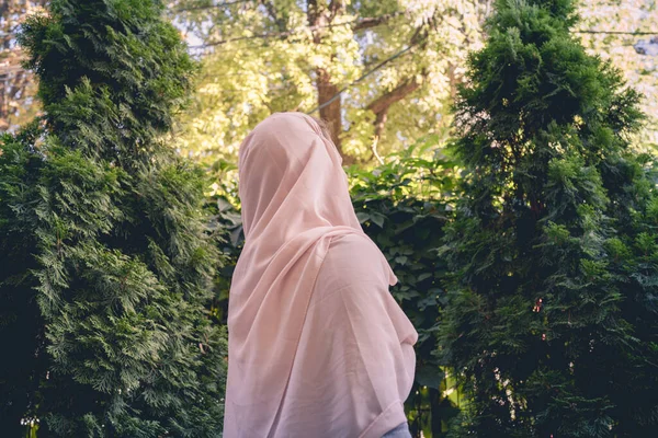 Hösten Ensam Muslimsk Kvinna Slöja Som Går Park Trädgård Vintage — Stockfoto