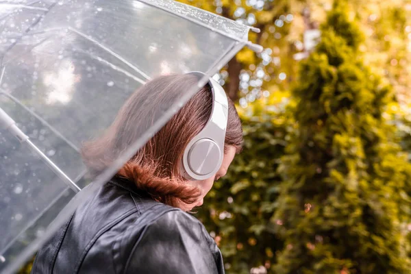 Outono Mulher Ruiva Triste Solitária Fones Ouvido Andando Parque Jardim — Fotografia de Stock