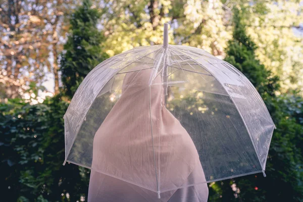 Podzim Osamělá Muslimka Šátku Pod Průhledným Deštníkem Kapkami Deště Procházející — Stock fotografie