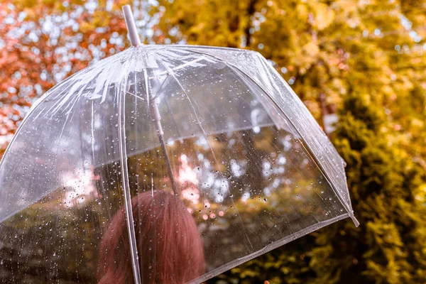 Herbst Einsame Traurige Frau Unter Einem Durchsichtigen Regenschirm Mit Regentropfen — Stockfoto