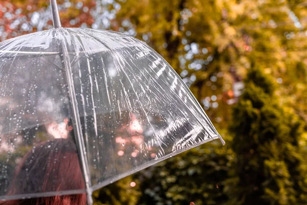 Podzim Osamělá Zrzka Dívka Pod Průhledným Deštníkem Kapkami Deště Procházející — Stock fotografie