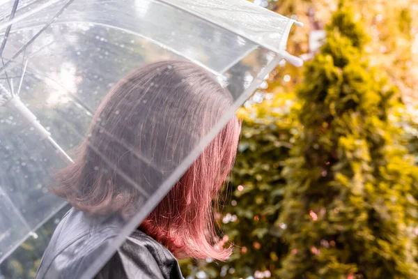 Otoño Mujer Triste Solitaria Bajo Paraguas Transparente Con Gotas Lluvia — Foto de Stock