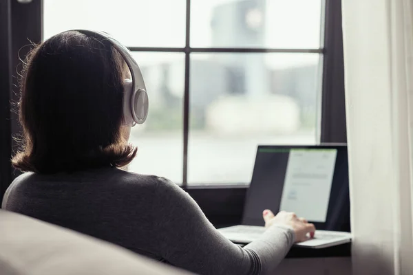 Bakåt Syn Ensam Kvinna Lyssnar Musik Hörlurar Och Arbetar Laptop — Stockfoto