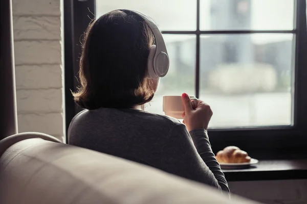 Vista Posterior Solitaria Mujer Joven Aucasiática Disfrutando Desayunar Con Una — Foto de Stock