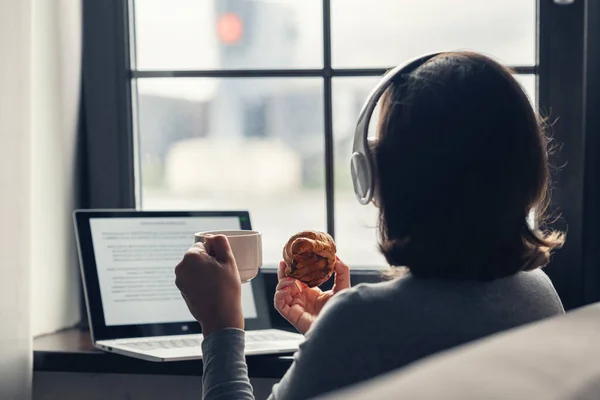 Baksidan Ensam Kvinna Njuter Att Äta Frukost Med Kopp Kaffe — Stockfoto