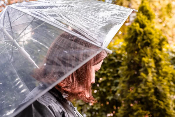 Herbst Einsame Traurige Frau Unter Einem Durchsichtigen Regenschirm Mit Regentropfen — Stockfoto