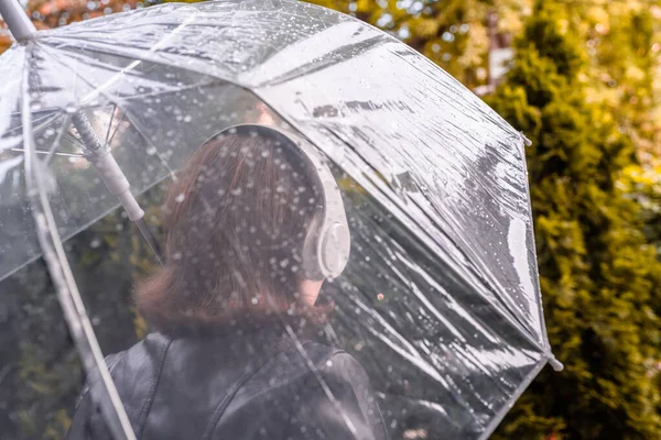 Ősz Magányos Szomorú Egy Fülhallgatóban Sétál Parkban Kertben Átlátszó Esernyőn — Stock Fotó