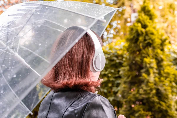 Autunno Donna Rossa Triste Sola Con Cuffie Che Cammina Parco — Foto Stock