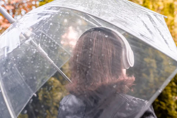 Jesienią Samotna Smutna Kobieta Słuchawkach Spacerująca Parku Ogrodzie Widok Przez — Zdjęcie stockowe