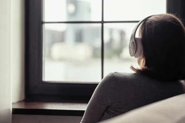 Vista Trasera Mujer Morena Solitaria Auriculares Escuchar Música Sentada Cerca — Foto de Stock