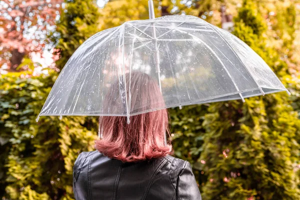 Podzim Osamělá Zrzka Dívka Pod Průhledným Deštníkem Kapkami Deště Procházející — Stock fotografie