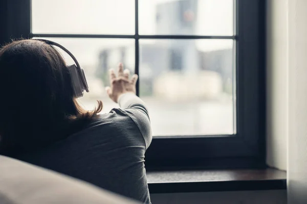 Πίσω Όψη Της Μοναχική Μελαχρινή Γυναίκα Στα Ακουστικά Ακούσετε Μουσική — Φωτογραφία Αρχείου