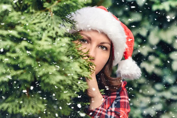 Портрет Красивой Девушки Мечтательным Пронзительным Взглядом Красной Шляпе Санта Клауса — стоковое фото