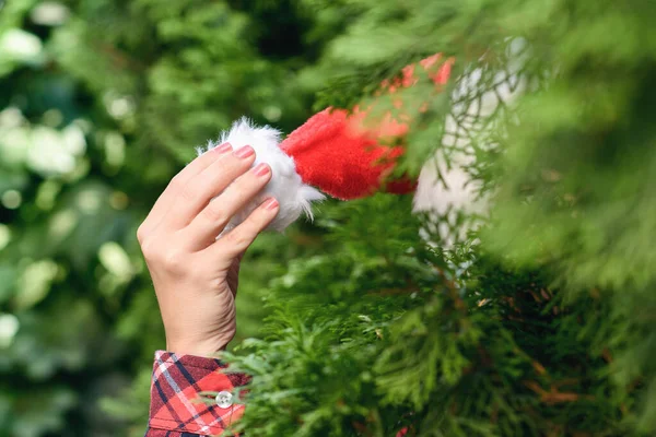 Счастливого Рождества Женщина Помпоном Пытается Снять Санта Клауса Красную Шляпу — стоковое фото