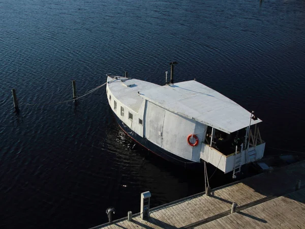 Barca Isolata Casa Bianca Molo Legno Prospettiva Aerea Fronte Acqua — Foto Stock