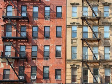 New York'ta yangın kaçış merdiveni dışında bina cephe