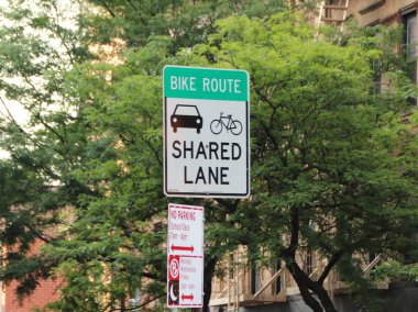 Paylaşılan Lane trafik işaretleri Manhattan New York