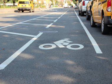 Kentsel yol bisiklet ile Manhattan New York'ta tek korumasız bisikletçi Lane'de asfaltta işaretleri