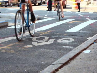 Asfalt Bisiklet şeritli Manhattan New York üzerinde hızlı bisikletçi