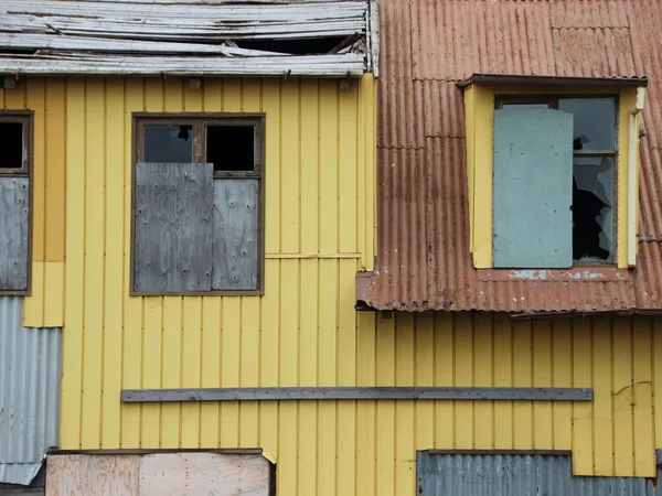 Spooky Yellow Condemned Home Building Siap Untuk Penghancuran Daerah Harbor — Stok Foto