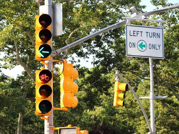 Oto Motosiklet Kırmızı Bisiklet Işareti Ile Manhattan New York Için — Stok fotoğraf