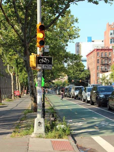 Doble Ciclismo Green Road Manhattan Nueva York Con Señal Bicicleta —  Fotos de Stock