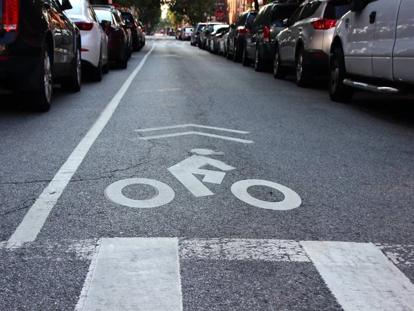 Single Unprotected Cyclist Lane Urban Road Manhattan New York Bicycle — стоковое фото