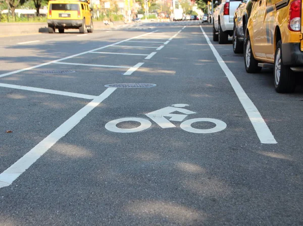 Single Unprotected Cyclist Lane Urban Road Manhattan New York Bicycle — стоковое фото