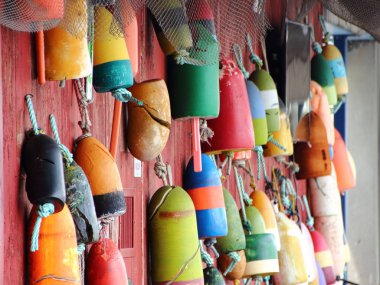 Eski balıkçı Net yüzen yıpranmış kırmızı ahşap duvar üzerinde renkli