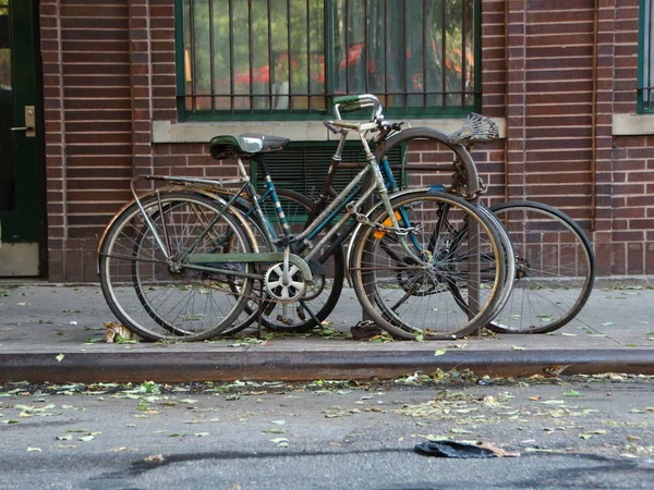 ニューヨークのストリートの都市道路舗装コンクリート駐輪を着用 — ストック写真