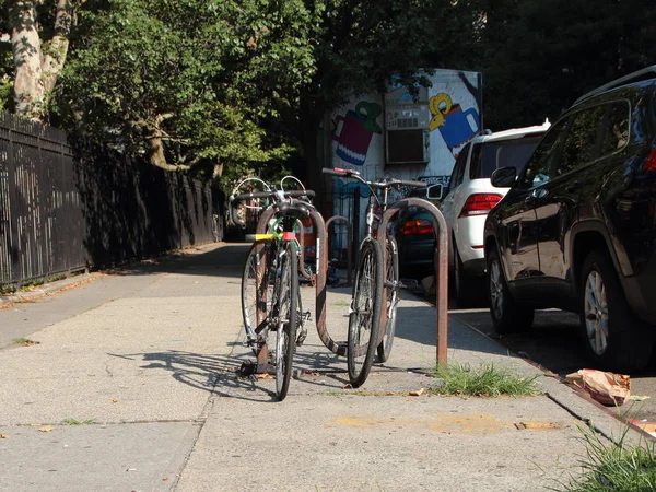 Dwa Rowery Zaparkowane Miejskich Nawierzchni Betonowej New York Street — Zdjęcie stockowe