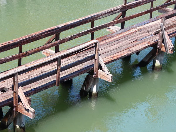 Antiguo Puente Madera Sobre Perspectiva Aérea Del Agua Verde — Foto de Stock