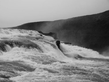 Güçlü Wildwater şelale akışı ile beyaz köpük ve kayalar
