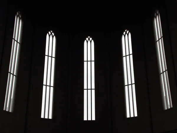 Πέντε Μεγάλα Φωτεινά Γοτθική Εκκλησία Παράθυρα Στο Φως Της Ημέρας — Φωτογραφία Αρχείου