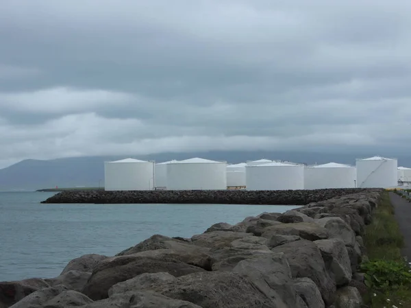 Industriële Aardgas Containers Kust Van Zee Van Ijsland — Stockfoto