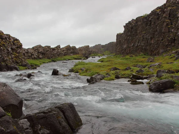 Rivière Ruisseau Thingvellir Islande Paroi Rocheuse Avec Green Hills — Photo