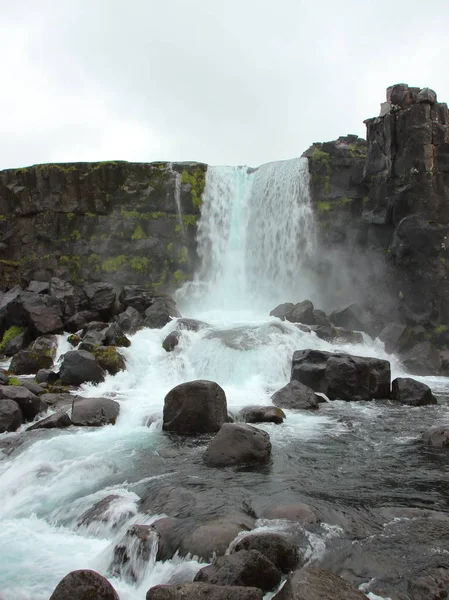 Waterval Aan Thingvellir Ijsland Rock Muur Bewolkte Hemel — Stockfoto