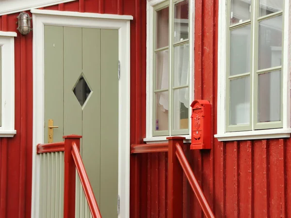 Roter Briefkasten Auf Bemaltem Bunten Holzhaus lizenzfreie Stockbilder