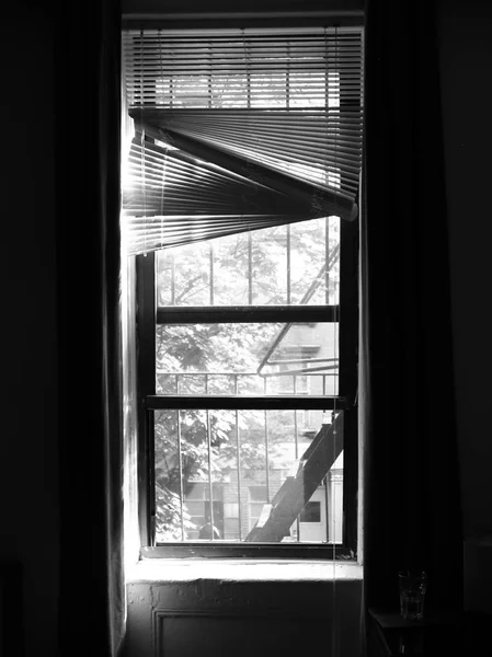 Εσωτερικό Παράθυρο Φθαρμένα Τυφλών Διαμέρισμα Στη Νέα Υόρκη — Φωτογραφία Αρχείου