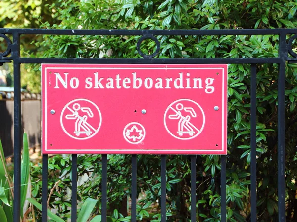 Καμία Skateboarding Αστικών Κόκκινο Σημάδι Μετάλλων Φυτά — Φωτογραφία Αρχείου