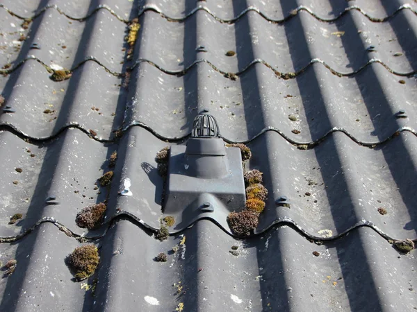 Kleine ventilatie uitlaat op versleten gebogen dak — Stockfoto